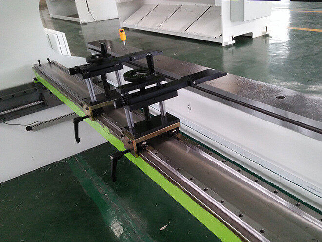 介绍钣金加工数控折弯机技巧-钣金加工珠海机箱机柜设备外壳激光切割彩神网页 介绍钣金加工数控折弯机技巧-钣金加工珠海机箱机柜设备外壳激光切割彩神网页